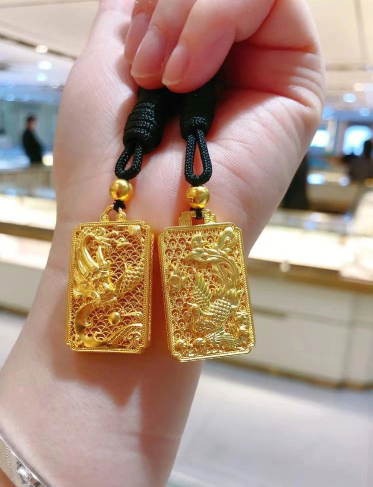 科技璀璨黄金吊坠，点亮生活新风尚