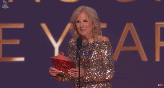 舌吻的明星演绎深情瞬间，星光下的浪漫瞬间回顾