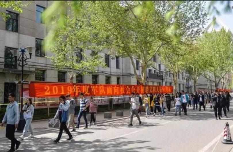 甘肃最新招聘信息更新，小城求职奇遇与友情纽带探索