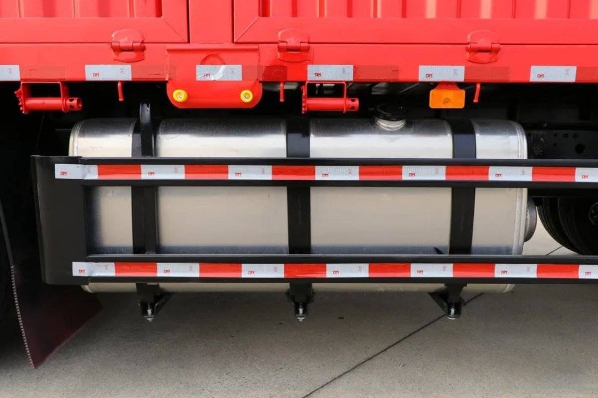 格尔发最新款四后八牵引车，科技与性能的卓越融合