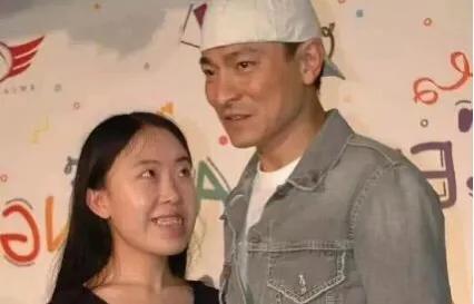 鲁豫最新动态,小巷深处的独特风味小店,值得一探的特色美食之旅